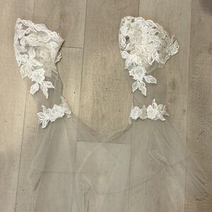 Detachable bell sleeves